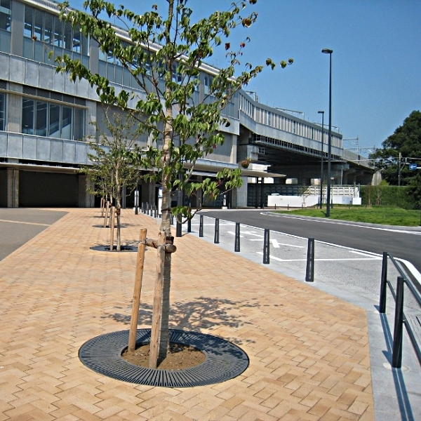 成田湯川駅前(H22.7開通）